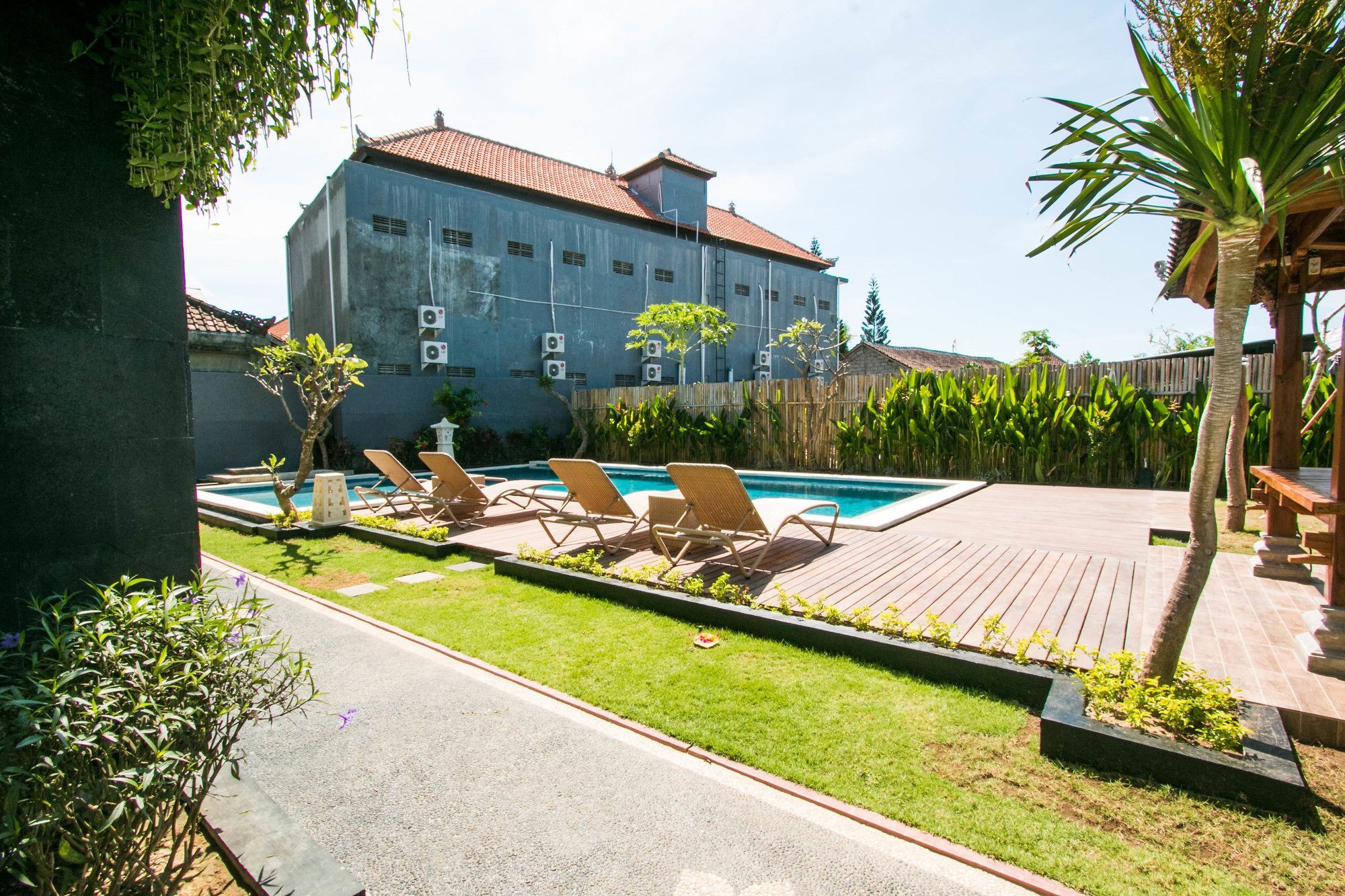 Srikandi Inn Kuta Selatan エクステリア 写真